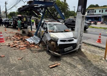 Idoso morre após carro invadir contramão e destruir parada de ônibus na zona Centro-Sul de Manaus