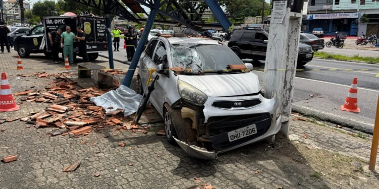 Idoso morre após carro invadir contramão e destruir parada de ônibus na zona Leste de Manaus