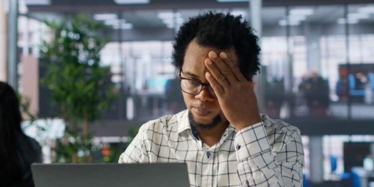 Burnout avança no Brasil e especialista alerta que apenas afastamento do trabalho não recupera a saúde mental