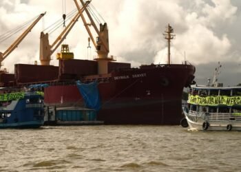 Indígenas ocupam balsa em protesto contra decreto que autoriza dragagem no rio Tapajós