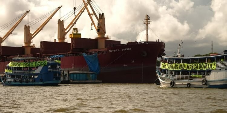 Indígenas ocupam balsa em protesto contra decreto que autoriza dragagem no rio Tapajós