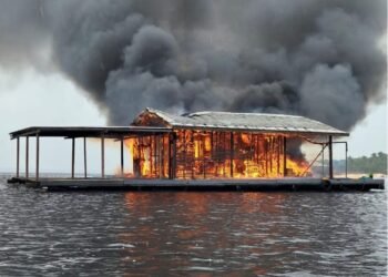 Incêndio destrói flutuante no Tarumã-Açu, na zona Oeste de Manaus