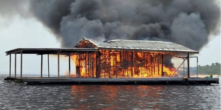 Incêndio destrói flutuante no Tarumã-Açu, na zona Oeste de Manaus