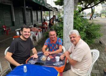 Secretário posta foto tomando café com vice-prefeito em feira da Cachoeirinha e leva invertida: ‘começou a humildade’