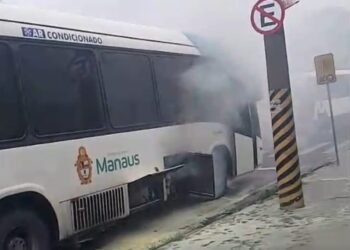 Ônibus pega fogo na avenida Constantino Nery, zona Centro-Sul de Manaus