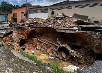 Cratera no bairro Riacho Doce 2 - (Foto: Tunico Santos - Rios de Notícias)