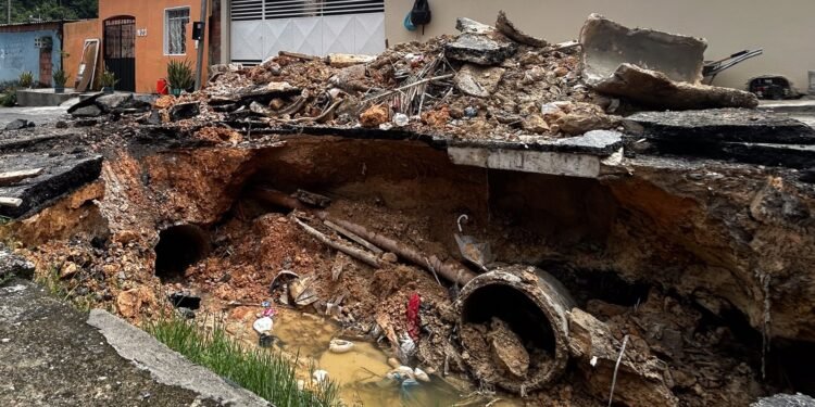 Cratera no bairro Riacho Doce 2 - (Foto: Tunico Santos - Rios de Notícias)