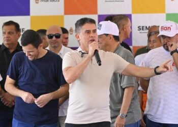 ‘Eu já entreguei a prefeitura’, diz David Almeida em flagra captado fora do microfone