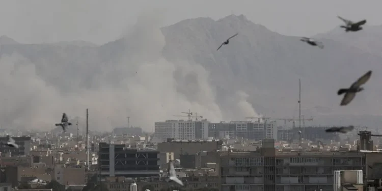 Empresas aéreas cancelam voos no Oriente Médio, em meio a ataques EUA-IRÃ