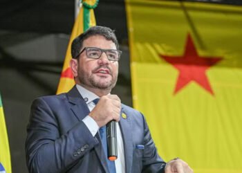 PF encontra R$ 500 mil na casa do governador do Acre durante operação sobre fraude em licença de piloto