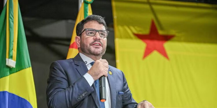 PF encontra R$ 500 mil na casa do governador do Acre durante operação sobre fraude em licença de piloto