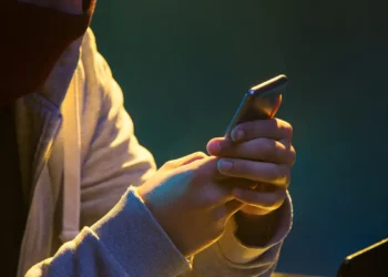 Levantamento identifica 173 vítimas de deepfakes sexuais em escolas