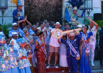 Rei Momo recebe chave da cidade e abre o Carnaval do Rio 2026