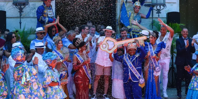 Rei Momo recebe chave da cidade e abre o Carnaval do Rio 2026