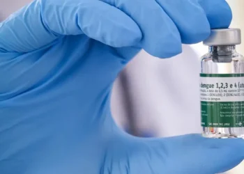 Começa vacinação de 1,2 milhão de profissionais de saúde contra dengue