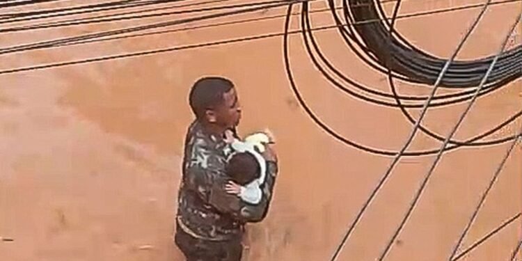 ‘Eu só fui’: ex-soldado salva criança de inundação em Juiz de Fora
