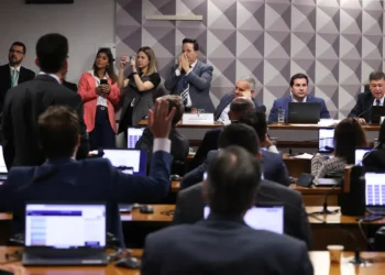 CPMI do INSS aprova convocação de cunhado e ex-namorada de Vorcaro