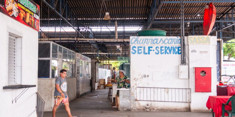 Promessa de reforma da Feira do Santo Antônio não sai do papel e feirantes cobram prefeito, em Manaus