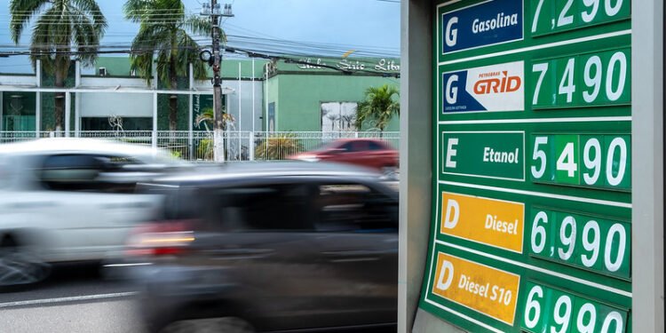 Gasolina sobe para até R$ 7,49 em Manaus e motoristas reclamam do impacto no bolso
