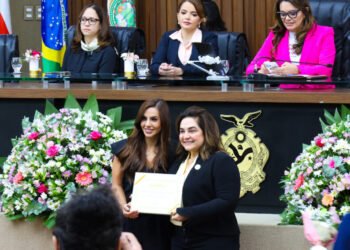 Em homenagem na Aleam, Maria do Carmo defende que representatividade feminina precisa ‘sair do papel’