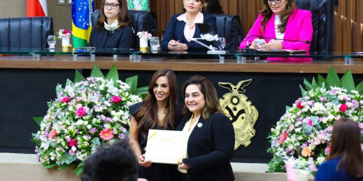 Em homenagem na Aleam, Maria do Carmo defende que representatividade feminina precisa ‘sair do papel’