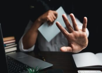 Beijo forçado vira indenização caso em Manaus expõe avanço do assédio no trabalho