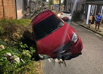 Veículo sendo ´´engolido`` por cratera - (Foto: Divulgação/Moradora)