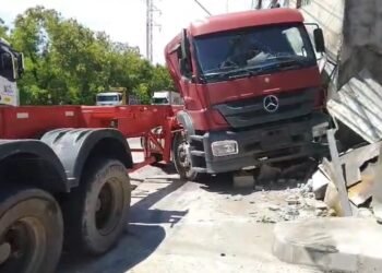 Caminhão perde freio e destrói fachada de casa na zona Leste de Manaus