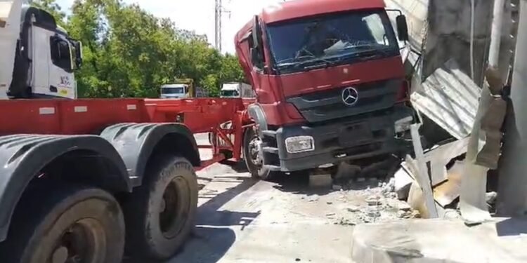 Caminhão perde freio e destrói fachada de casa na zona Leste de Manaus