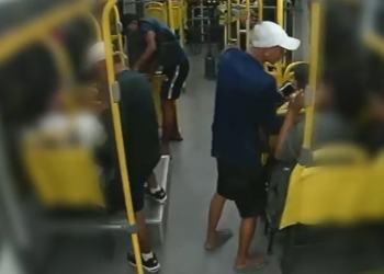 Assalto em ônibus da linha 350 é flagrado por câmeras e suspeitos são procurados em Manaus