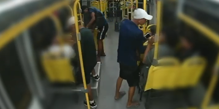 Assalto em ônibus da linha 350 é flagrado por câmeras e suspeitos são procurados em Manaus