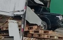 Caminhão carregado de paletes tomba e atinge carro e casa na zona Leste de Manaus