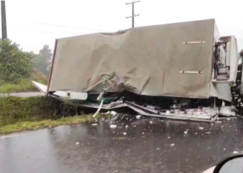 Caminhão baú tomba na AM-070 próximo a Iranduba e mobiliza equipes de socorro