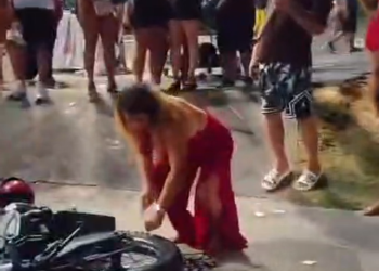 Mulher destrói motocicleta após descobrir suposta traição na saída de show em Manaus