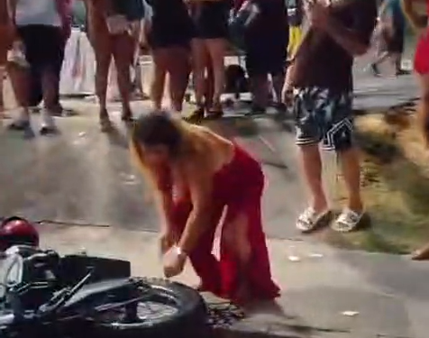 Mulher destrói motocicleta após descobrir suposta traição na saída de show em Manaus