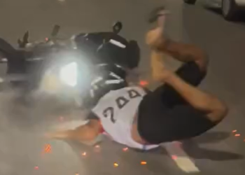 Motociclista perde controle ao empinar moto, cai de rosto no asfalto e vídeo viraliza