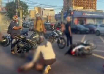 Colisão entre três motociclistas deixa ferido e provoca congestionamento na Djalma Batista