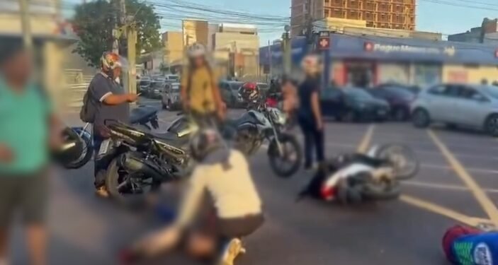 Colisão entre três motociclistas deixa ferido e provoca congestionamento na Djalma Batista