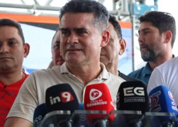 David Almeida reage a revitalização da obra da feira do Santo Antônio - (Foto: Túnico Santos- Rios de Notícias)