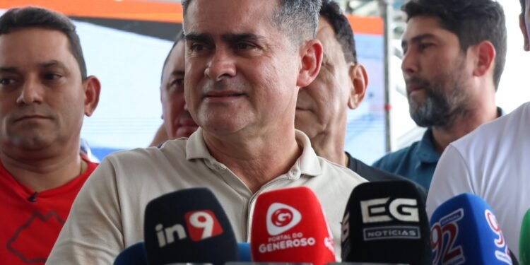 David Almeida reage a revitalização da obra da feira do Santo Antônio - (Foto: Túnico Santos- Rios de Notícias)