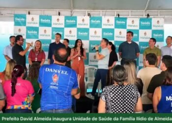 David Almeida e servidores louvando durante evento - (Foto: Reprodução/Redes Socias)