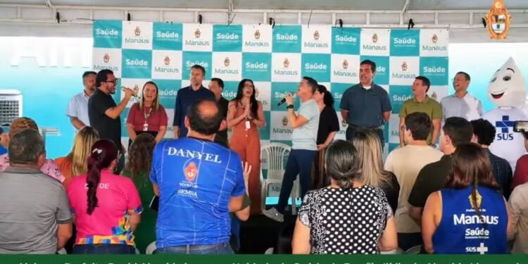 David Almeida e servidores louvando durante evento - (Foto: Reprodução/Redes Socias)