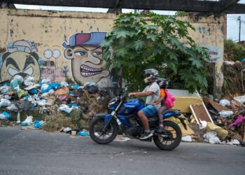 Fala Manaus buracos e abandono expõe riscos acidentes e descaso na zona Leste de Manaus