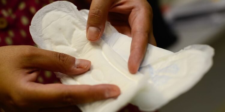 Falta de absorvente afasta adolescentes da escola no Amazonas