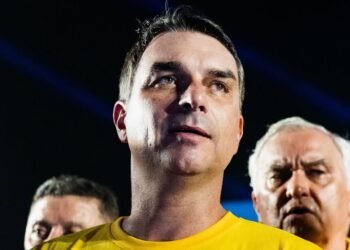 Nova pesquisa mostra Flávio Bolsonaro à frente de Lula em segundo turno para presidente