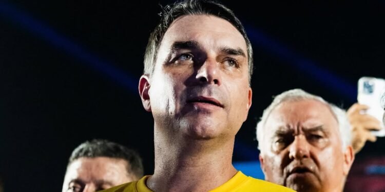 Nova pesquisa mostra Flávio Bolsonaro à frente de Lula em segundo turno para presidente