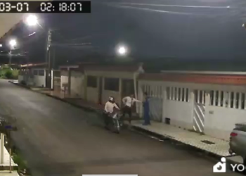 Homem é assaltado por criminosos armados em moto no Novo Aleixo