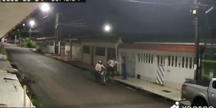 Homem é assaltado por criminosos armados em moto no Novo Aleixo