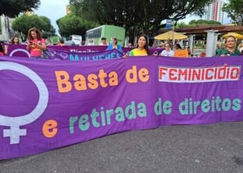 Mulheres vão às ruas em Manaus contra o feminicídio no 8 de março