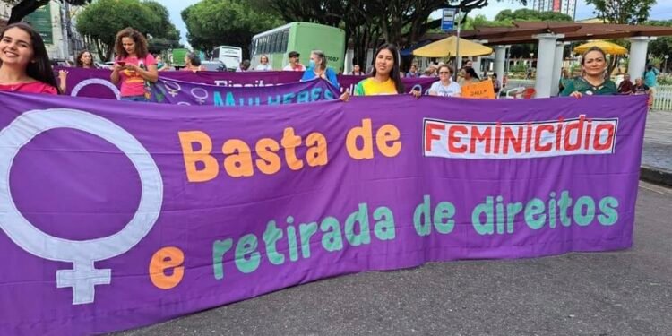 Mulheres vão às ruas em Manaus contra o feminicídio no 8 de março